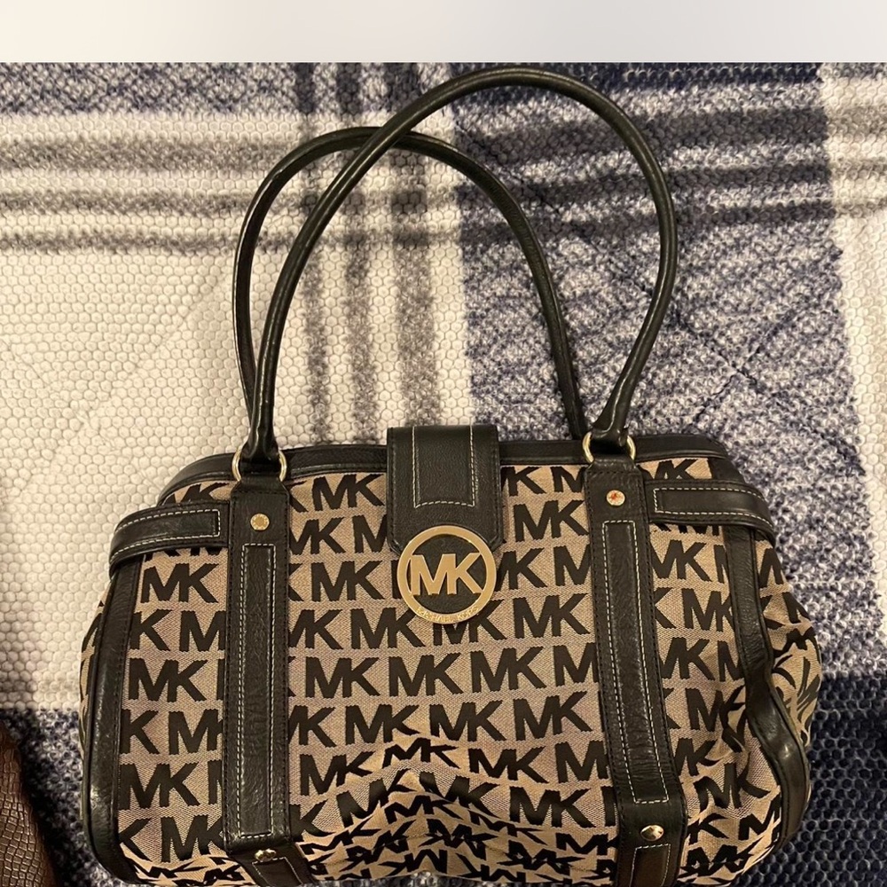 Michael Kors: Signature Bag Satchel